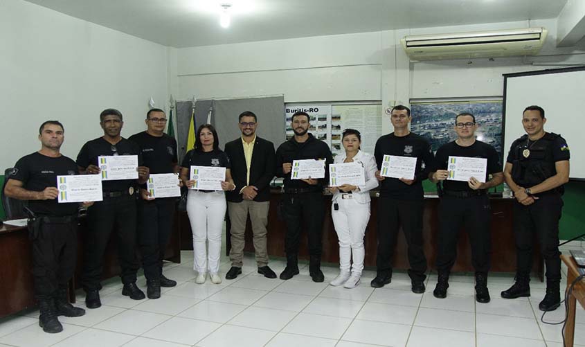 Deputado Anderson Pereira entrega voto de louvor para policiais penais de Buritis