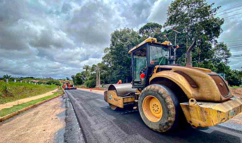 Equipes do DER executam serviços na RO-005, Estrada da Penal, durante o inverno amazônico, em Porto Velho