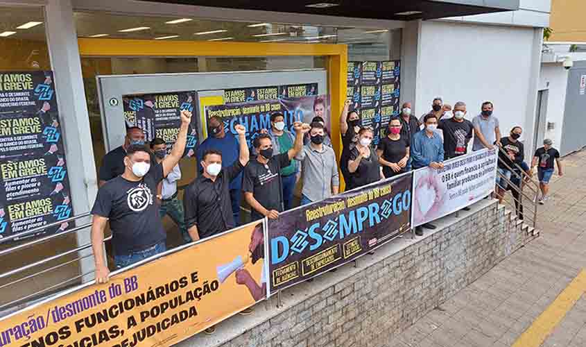 Em greve, bancários em Rondônia protestam contra a truculência do Banco do Brasil em não negociar termos da reestruturação