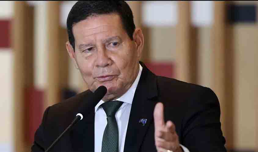 Cortado por Bolsonaro de reunião com ministros, Mourão reage e não vai a cerimônia no Planalto