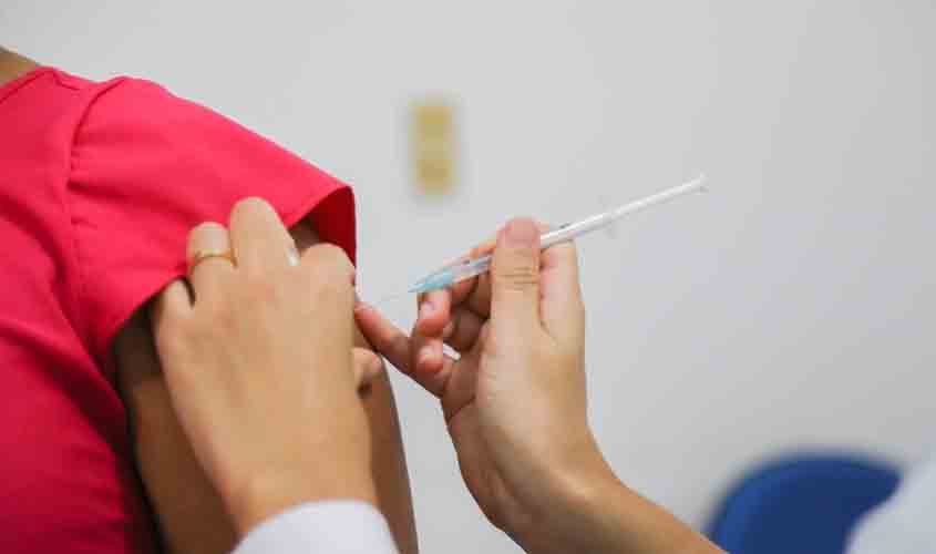 Profissionais da Saúde e idosos serão imunizados nesta remessa