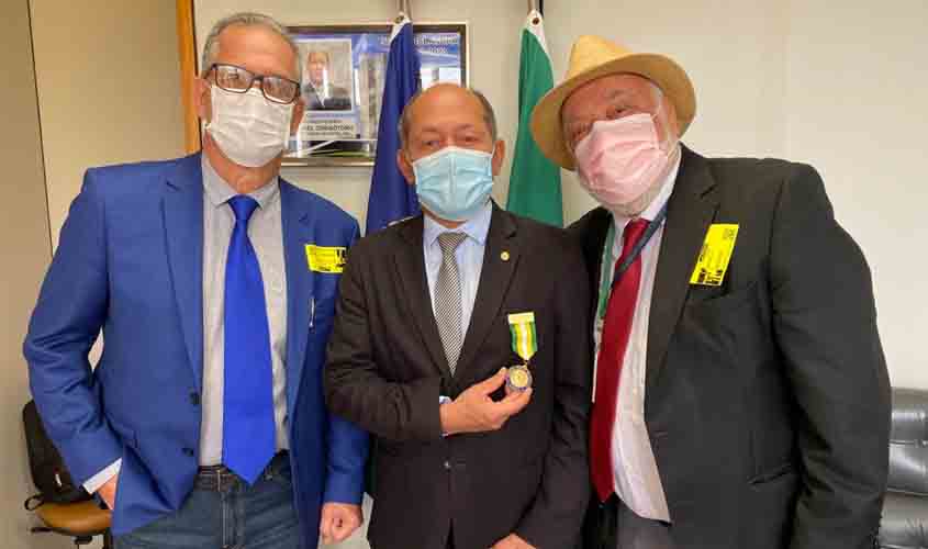 Coronel Chrisóstomo é homenageado e recebe Medalha do Mérito Duque de Caxias