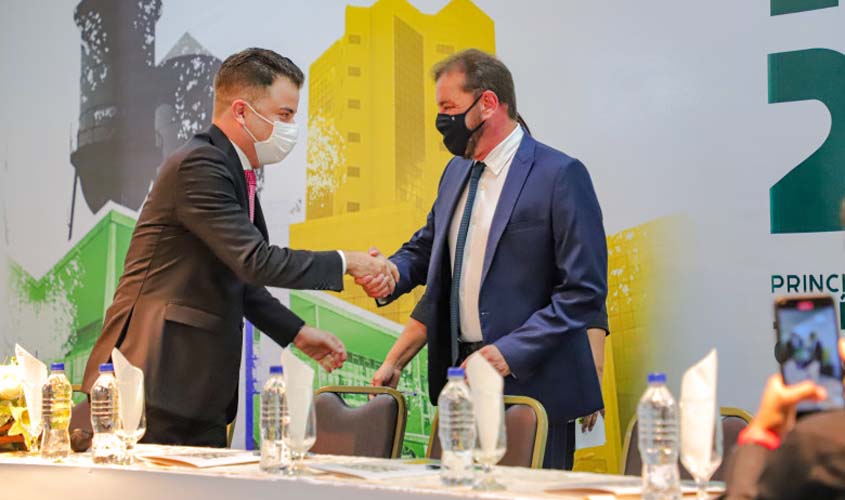 Prefeito e vice prestigiam seminário sobre Direito Eleitoral