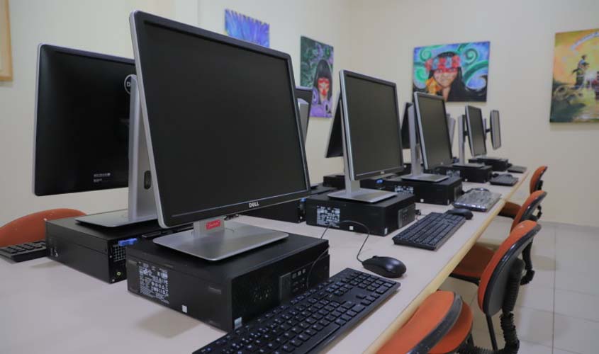 Prefeitura recebe computadores para atender a Biblioteca Francisco Meireles