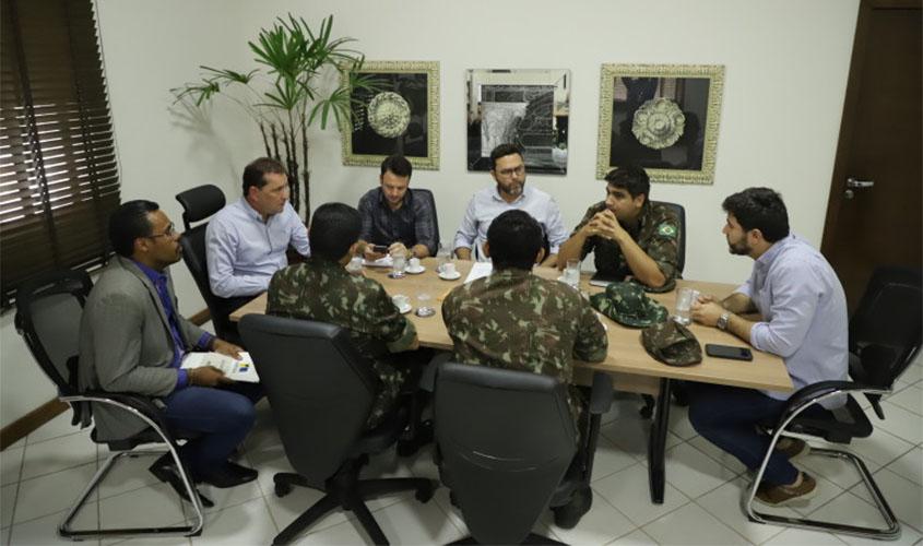 Prefeito faz parceria com 5º BEC para asfaltar bairros da capital