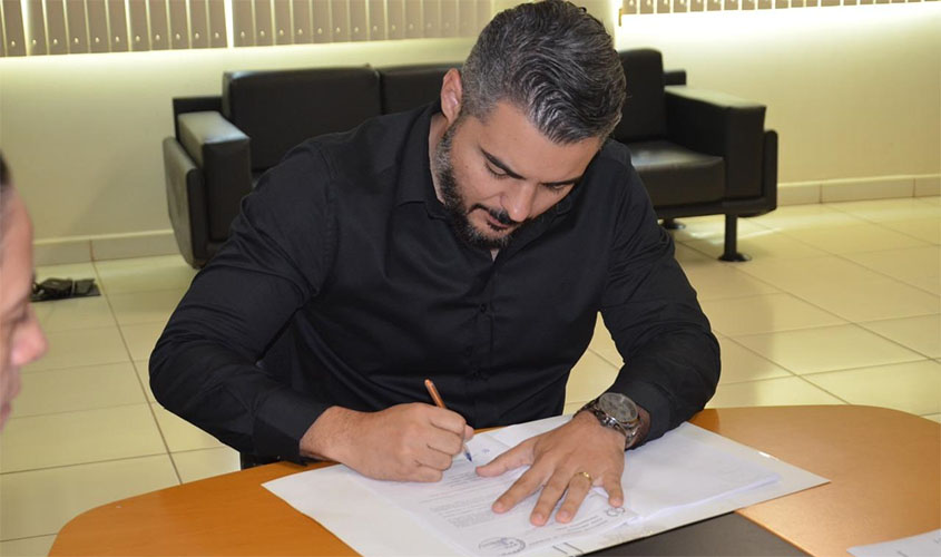 Prefeitura assina ordem de serviço para reforma da feira do produtor rural