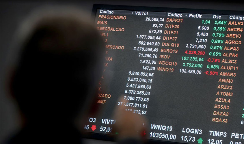 Bolsa cai 12%, e dólar fecha em R$ 4,72 em dia de pânico global