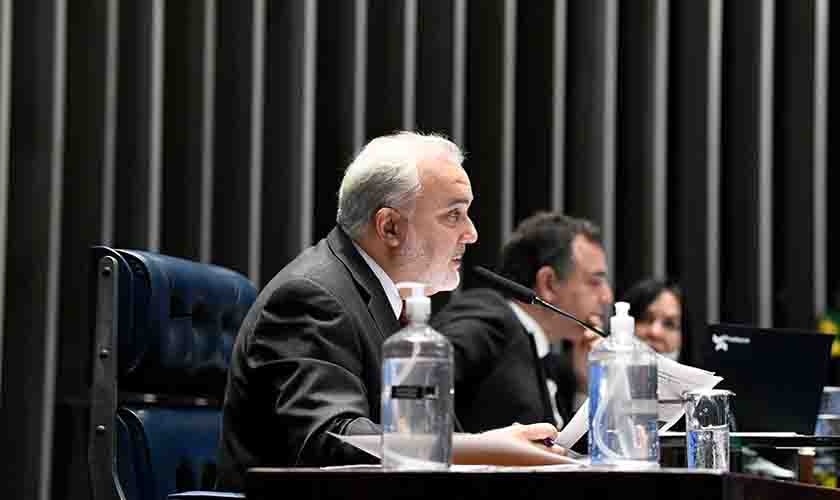 Para frear alta de combustíveis, Senado aprova mudança no ICMS