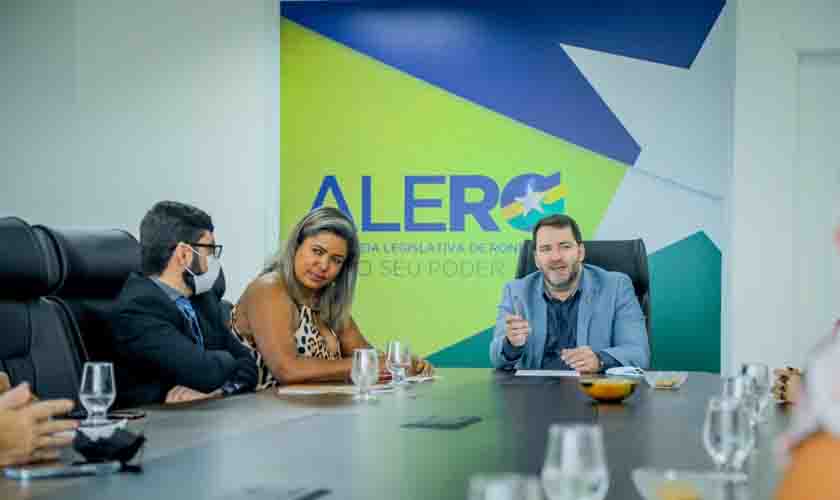 Presidente Alex Redano recebe aprovados em concurso da SESAU em 2017