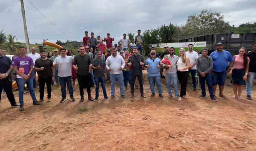 Presidente Alex Redano entrega implementos agrícolas para fortalecer a produção no distrito de Rio Branco