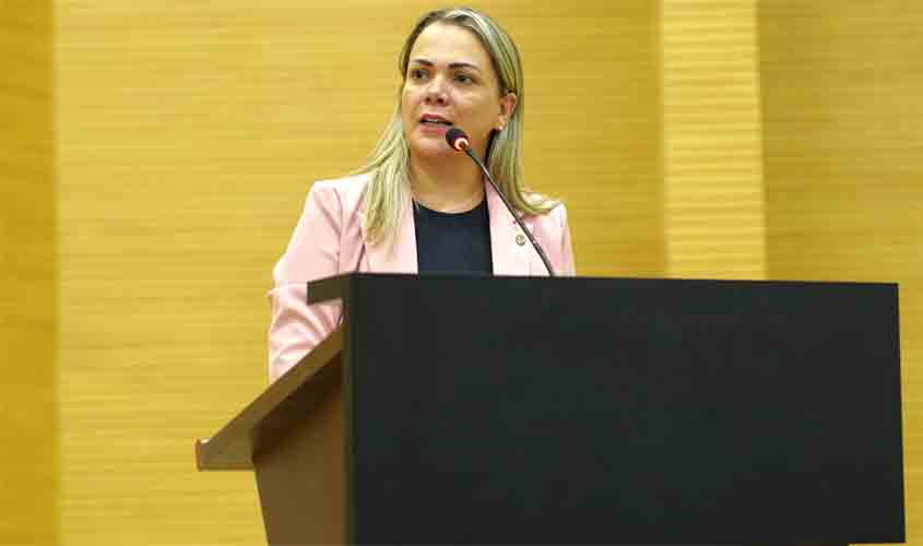 Deputada Cláudia de Jesus defende QR Code em contas de serviços para divulgar lista de foragidos por violência contra a mulher