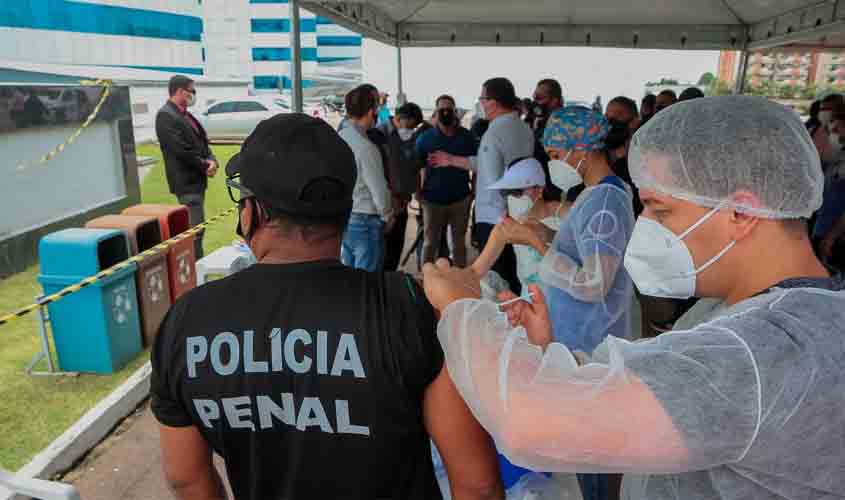 Policiais penais recebem a primeira dose da vacina contra covid-19 em Rondônia