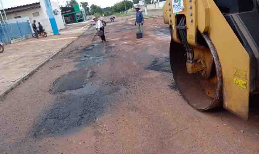 Massa asfáltica fornecida pelo Governo de Rondônia garante manutenção de ruas e avenidas pavimentadas em Rolim de Moura