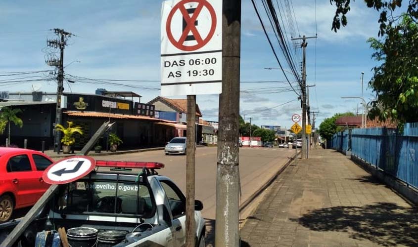 Substituição de placas de sinalização danificadas garante mais segurança no trânsito