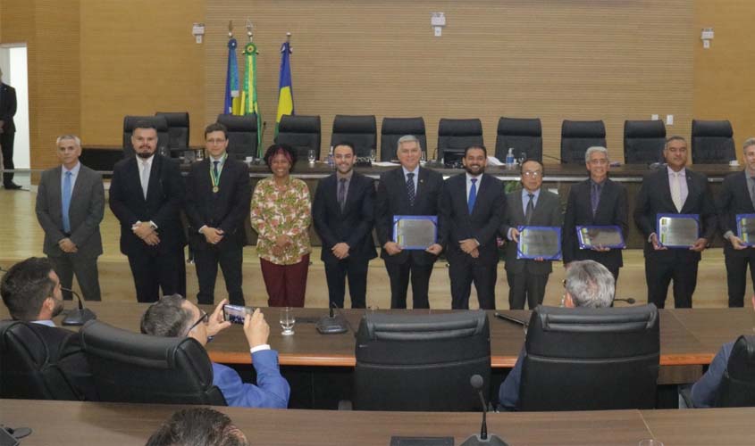 Laerte Gomes concede homenagens a autoridades e personalidades de Rondônia em solenidade na ALE