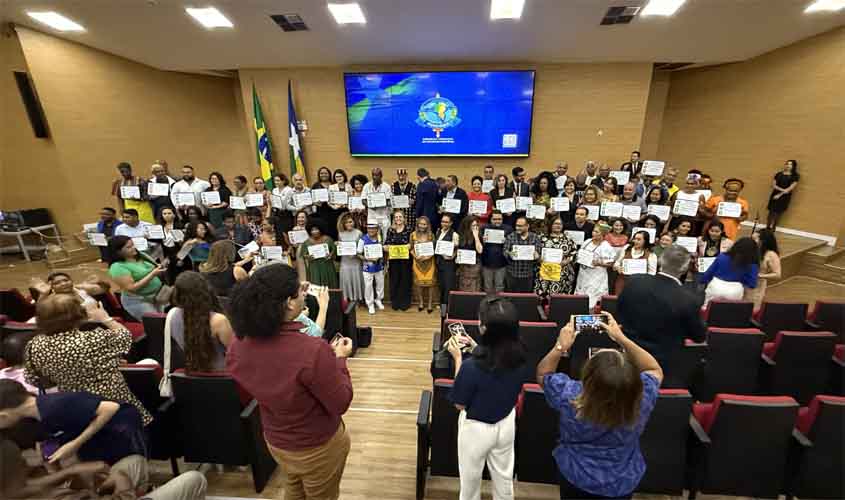 Assembleia homenageia defensores da igualdade racial por iniciativa da deputada Cláudia de Jesus