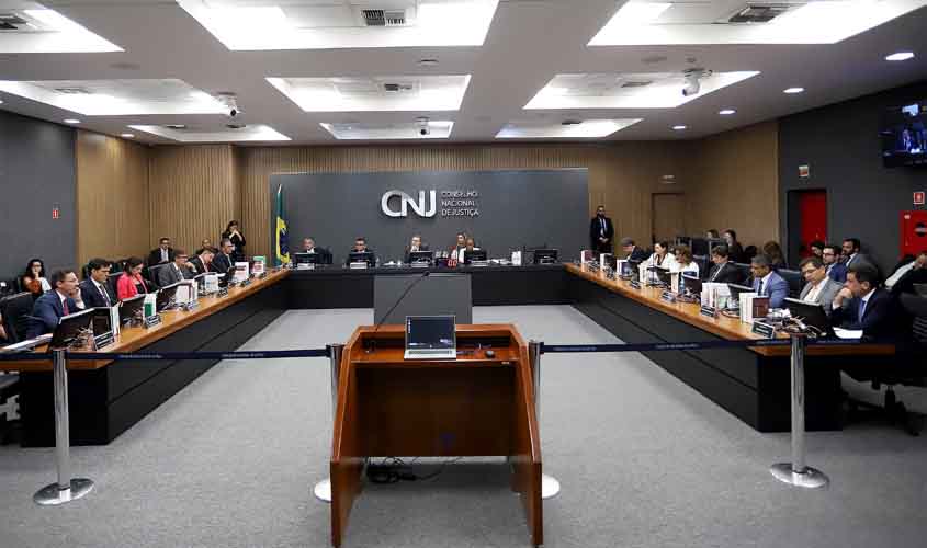 Plenário aplica pena de aposentadoria compulsória a magistrada e altera regras para prescrição e decadência