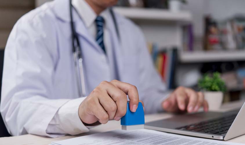 Operadora retaliada por atestados tem indenização aumentada