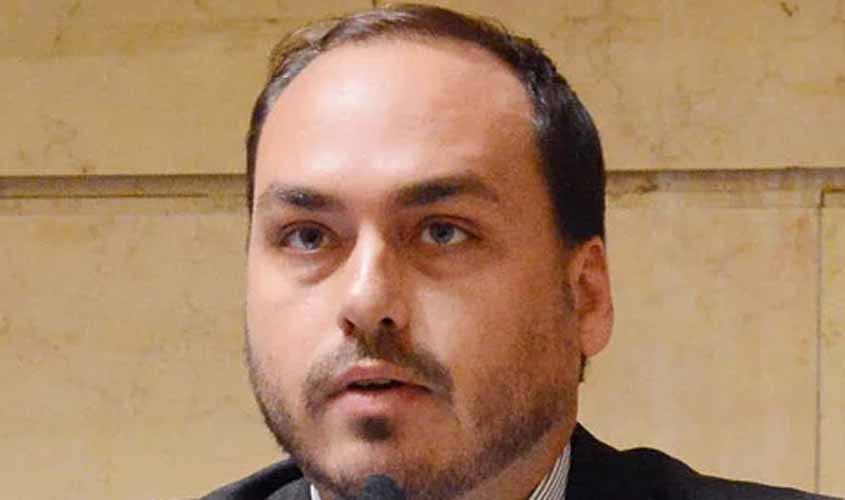 Carlos Bolsonaro empregou laranja da família por 18 anos como fantasma no gabinete