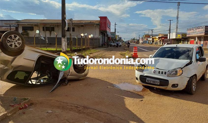 Grave colisão entre carros deixa um capotado em cruzamento da zona leste da capital