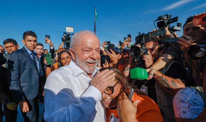 Lula desce rampa do Planalto e defende prédios públicos sem grades