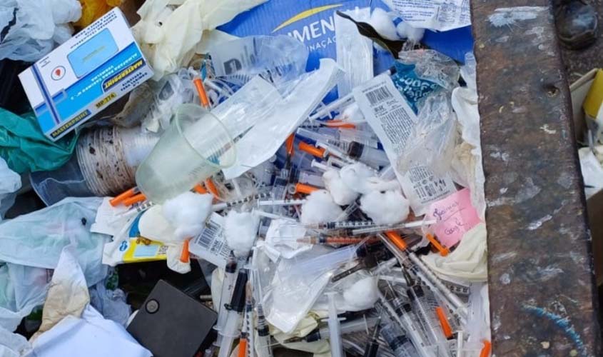 Servidores da Semusa encontram lixo hospitalar descartado de forma criminosa próximo à unidade