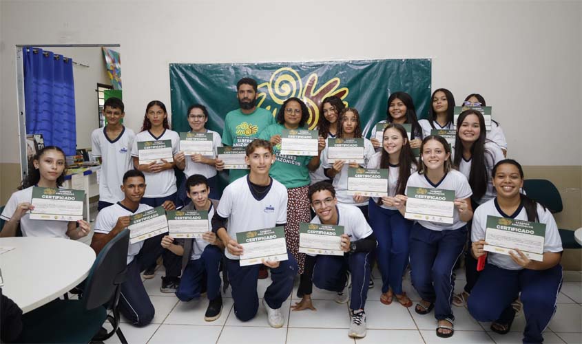 Alunos são capacitados com oficina de artesanato promovida pela Associação Diversidade Amazônica