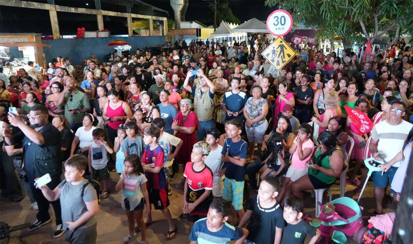 Praça do Abobrão reúne famílias em festa de Dia das Mães