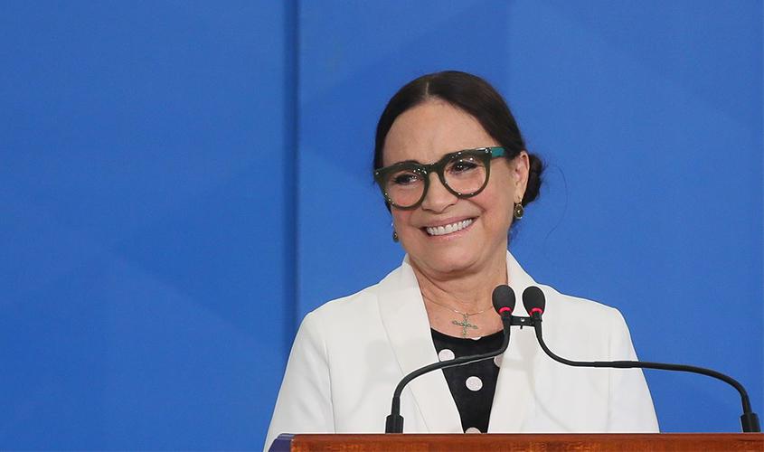 Exoneração de Regina Duarte é publicada