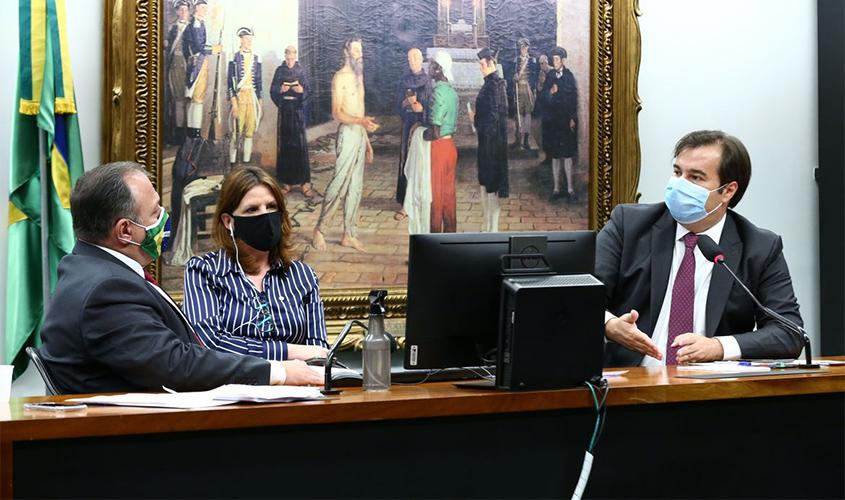 Maia pede a Pazuello “mais transparência” na divulgação de dados