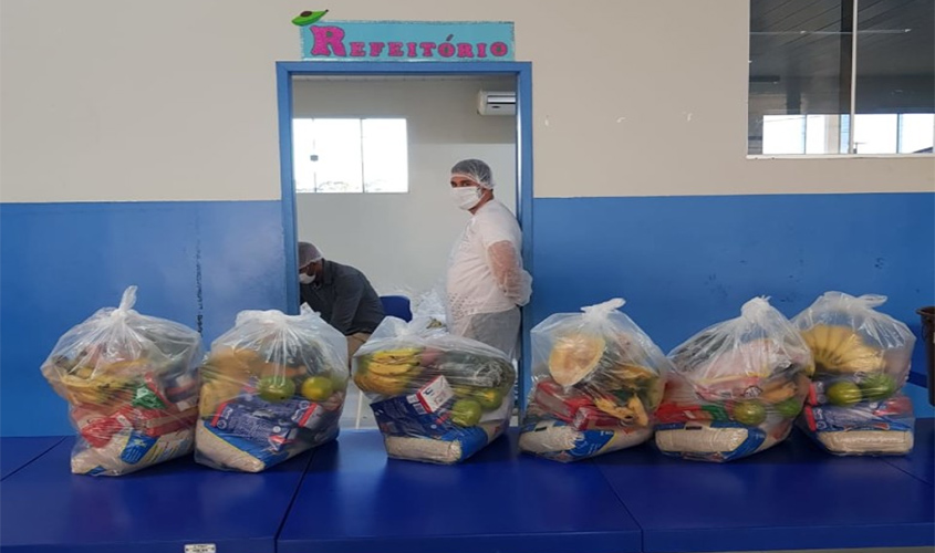 Prefeitura entrega kits para escolas no Baixo Madeira