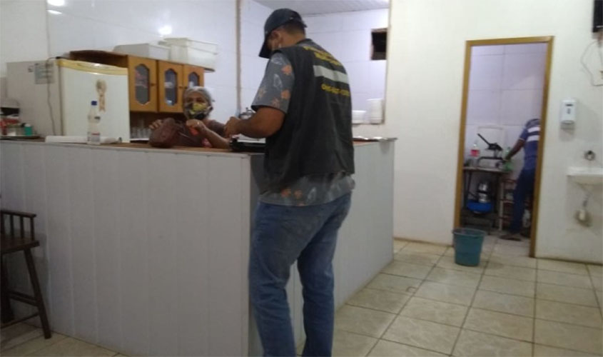 Fiscalização interdita bares e notifica ambulantes na capital