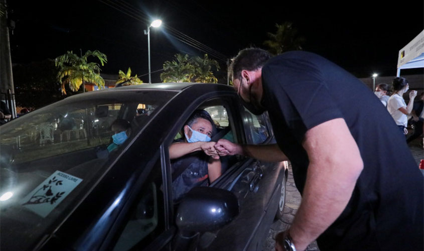 Drive-thru noturno realizado pela prefeitura de Porto Velho vacina mais de 2 mil pessoas