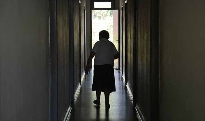 Como evitar acidentes domésticos com idosos: especialista orienta famílias