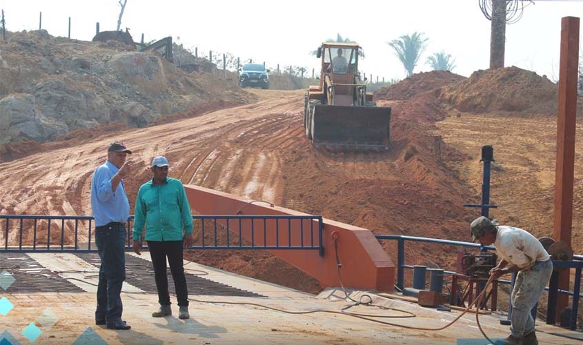 Adelino acompanha ações na Balsa no rio Jamari, ponte do Massangana e outras atividades do DER