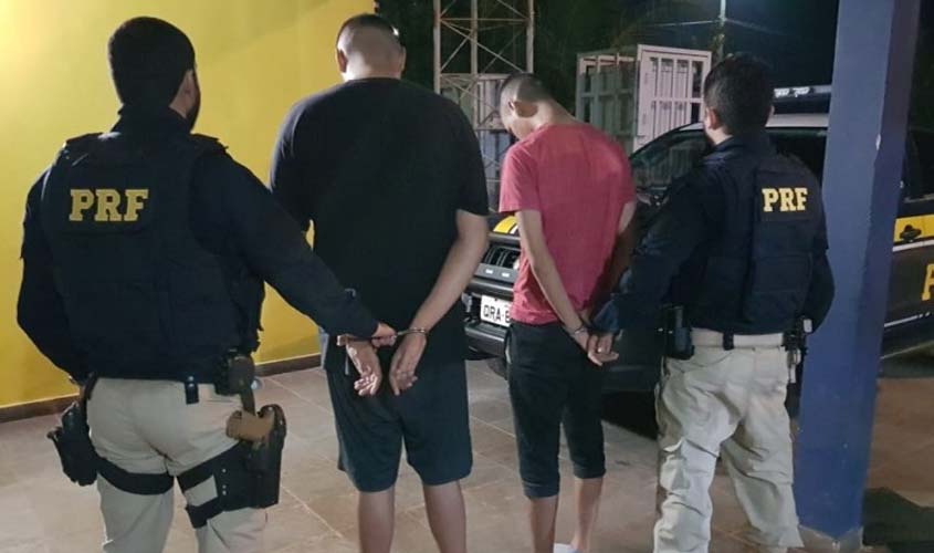 PRF prende dois homens com porções de maconha e balança de precisão