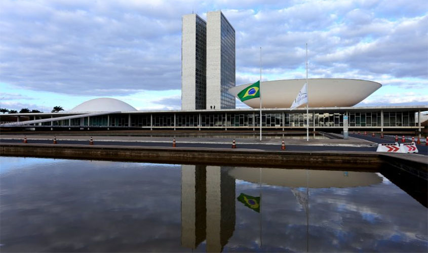 Deputados lamentam as 100 mil mortes por Covid-19