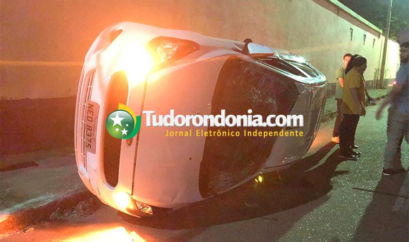 Motorista avança preferencial e foge após atingir carro que capotou com família