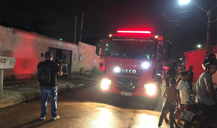 Casa e carro são destruídos durante incêndio na zona sul.Vídeo