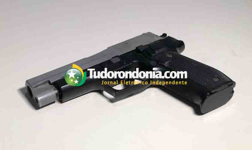 Jovem foragido da justiça é preso após ser flagrado com similar de pistola