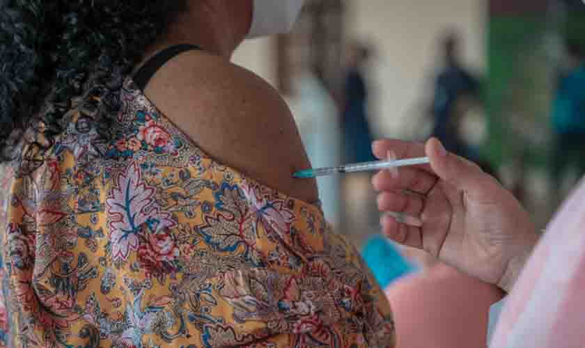 Trabalhadores do comércio terão atendimento específico para vacinação contra a Covid-19 nesta quinta e sexta-feira