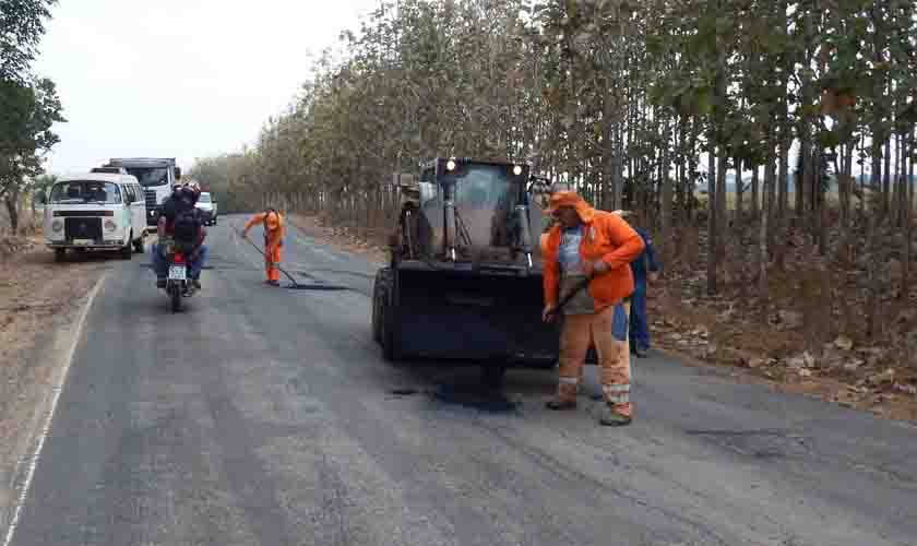 Equipes do DER trabalham na recuperação do pavimento da RO-463 na região