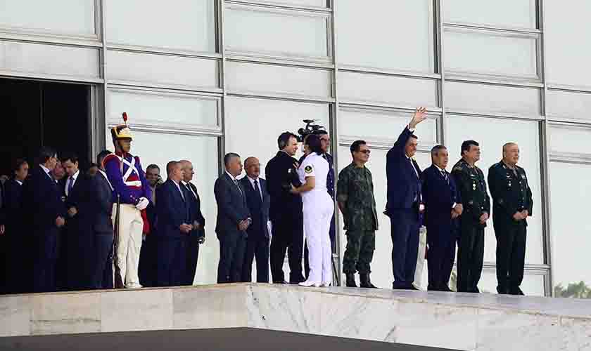 Desfile de blindados evidencia fraqueza de um presidente acuado, diz nota da CPI