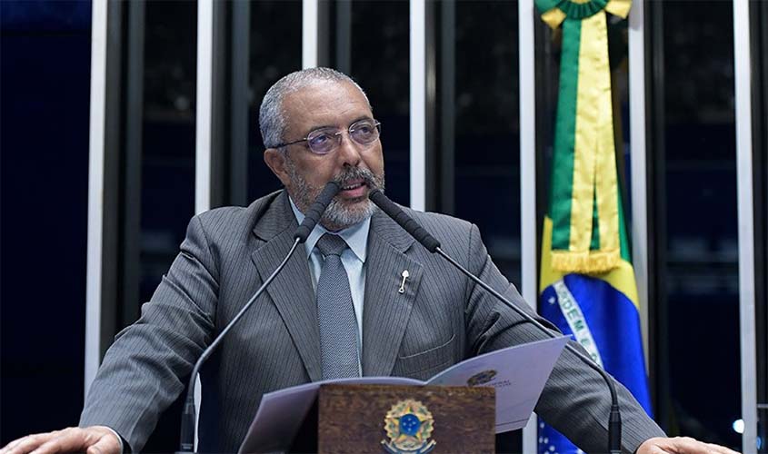 Para Paim, censurar livros é sinal de estupidez e totalitarismo 