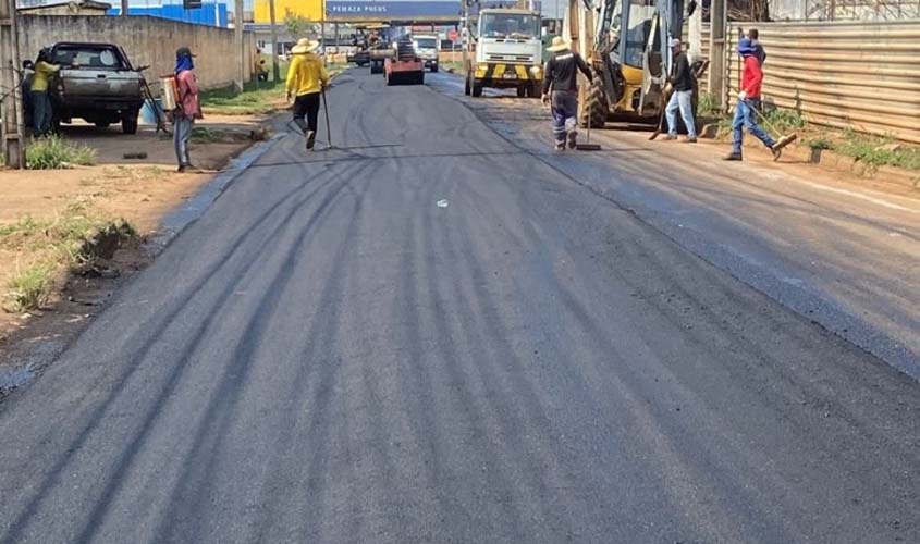 Prefeitura de Porto Velho realiza recapeamento na rua Três e Meio, zona Sul
