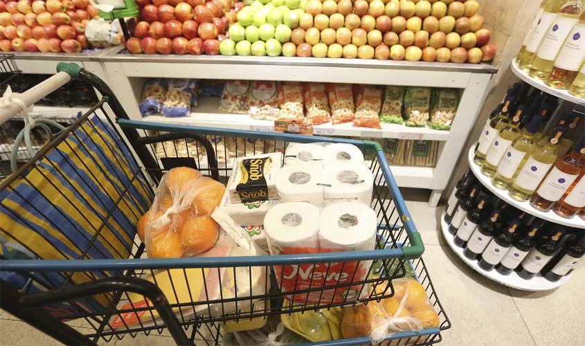 Alimentos têm queda de preços pelo 4º mês, diz IBGE
