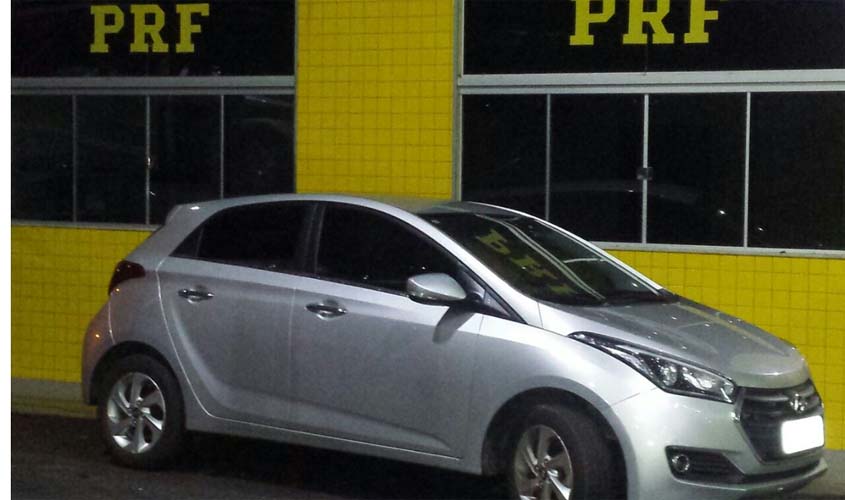 PRF recupera carro roubado em São Paulo 