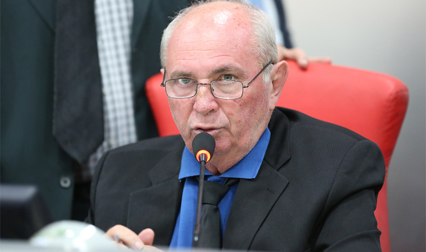 Deputado Lebrão oferece apoio para que bolivianos regularizem documentação 