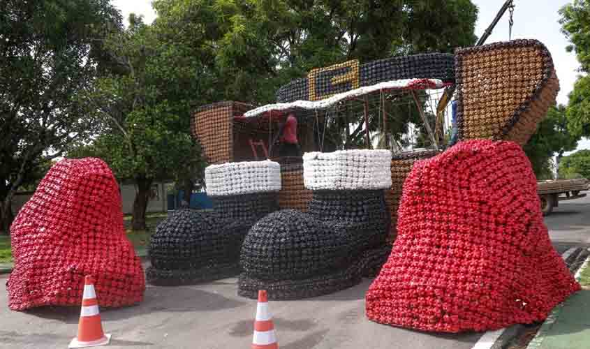 Enfeites natalinos começam a ser instalados