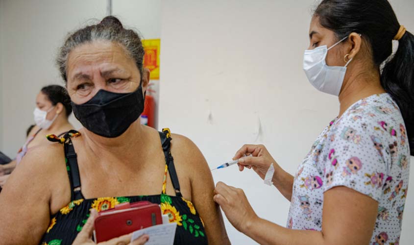 Serviços de vacinação são levados aos moradores do residencial Orgulho do Madeira